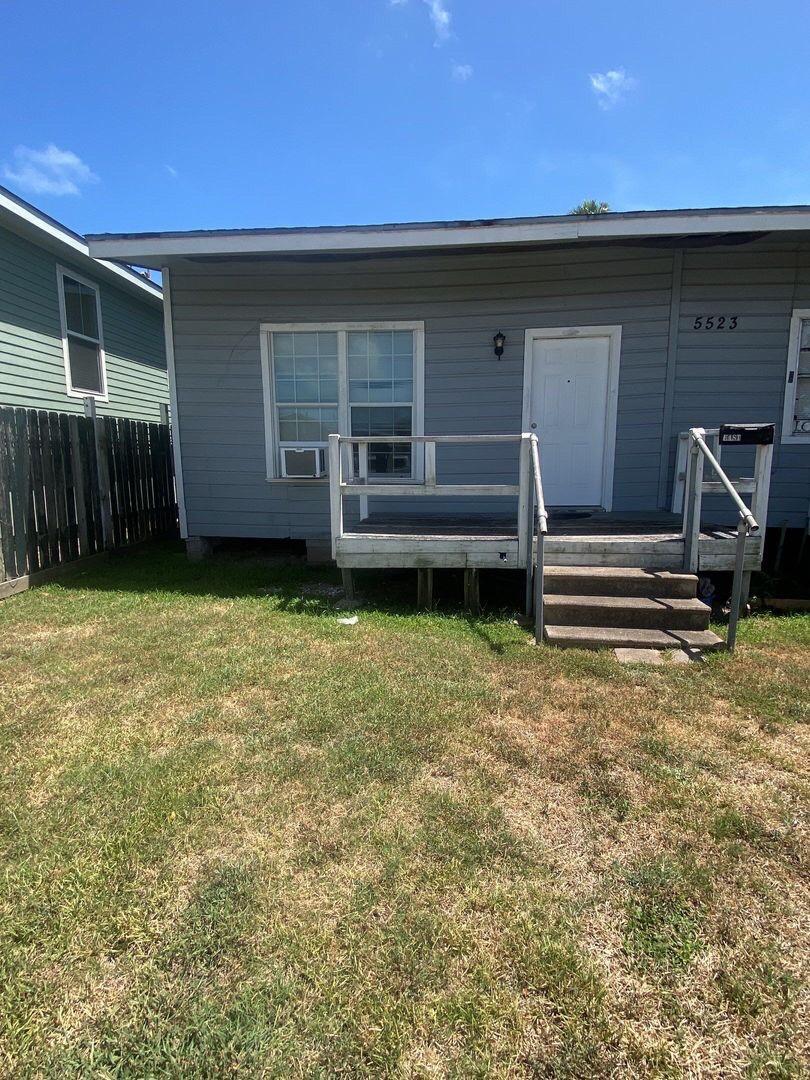 2 bd 1 ba 700 Sq Ft  Available Now