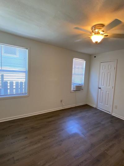 2 bd 1 ba 700 Sq Ft  Available Now - Thumbnail 2